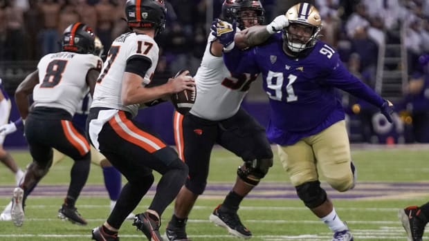 Tuli Letuligasenoa blows by an Oregon State blocker to chase the quarterback.